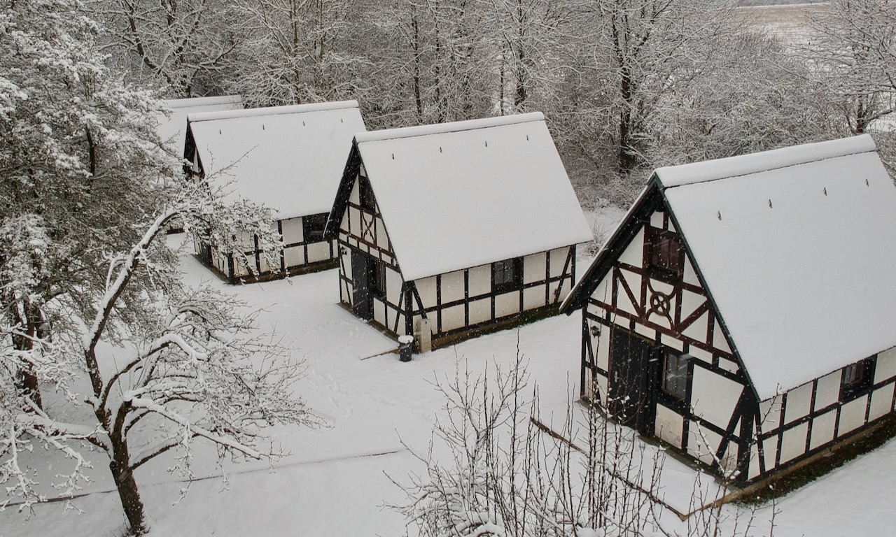 Luftaufnahme der Blockhäuser im Winter